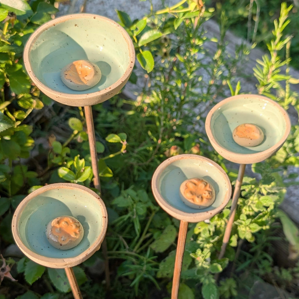 Insektentränken aus Keramik, 4er Set, inkl. Steine + Stäbe