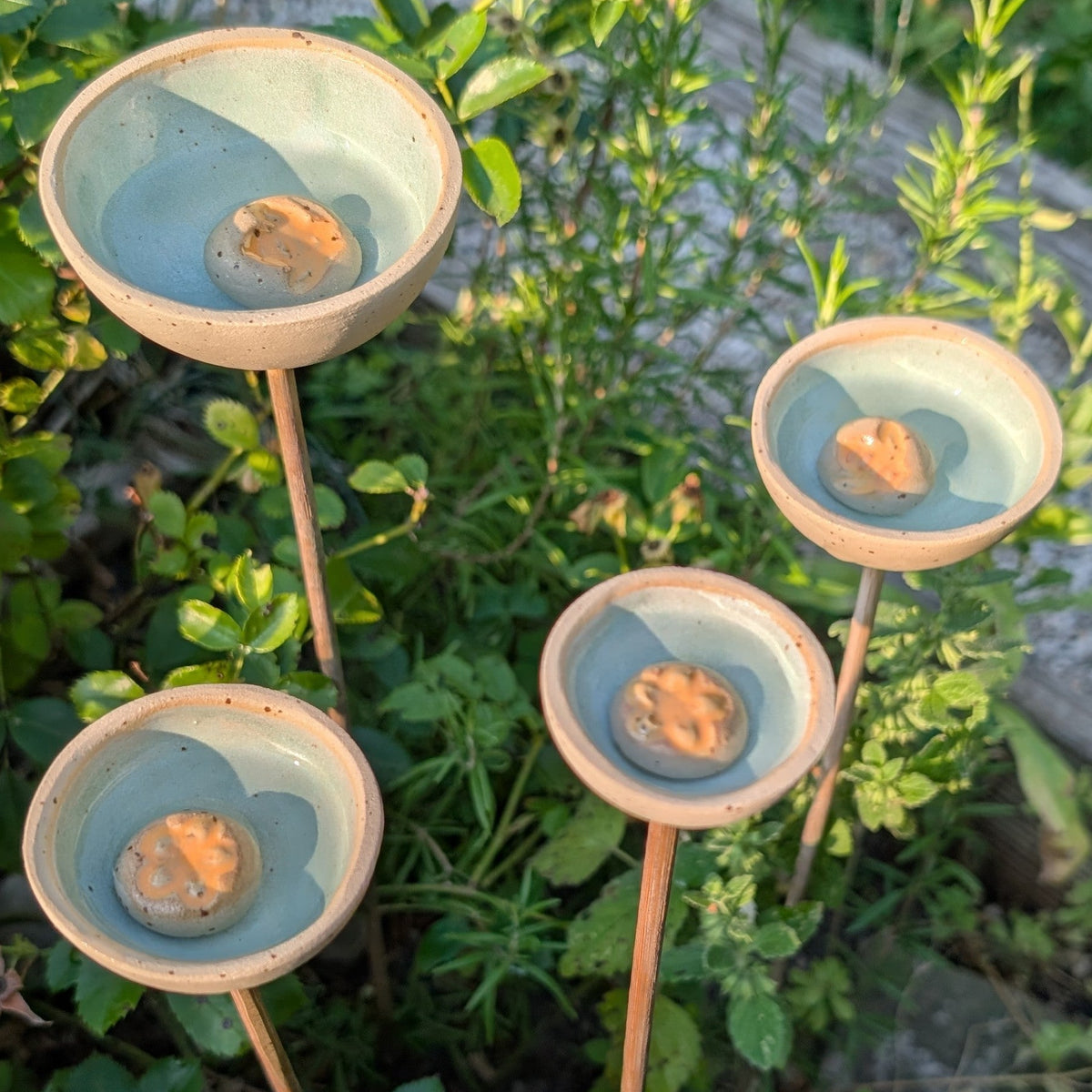 Insektentränken aus Keramik, 4er Set, inkl. Steine + Stäbe