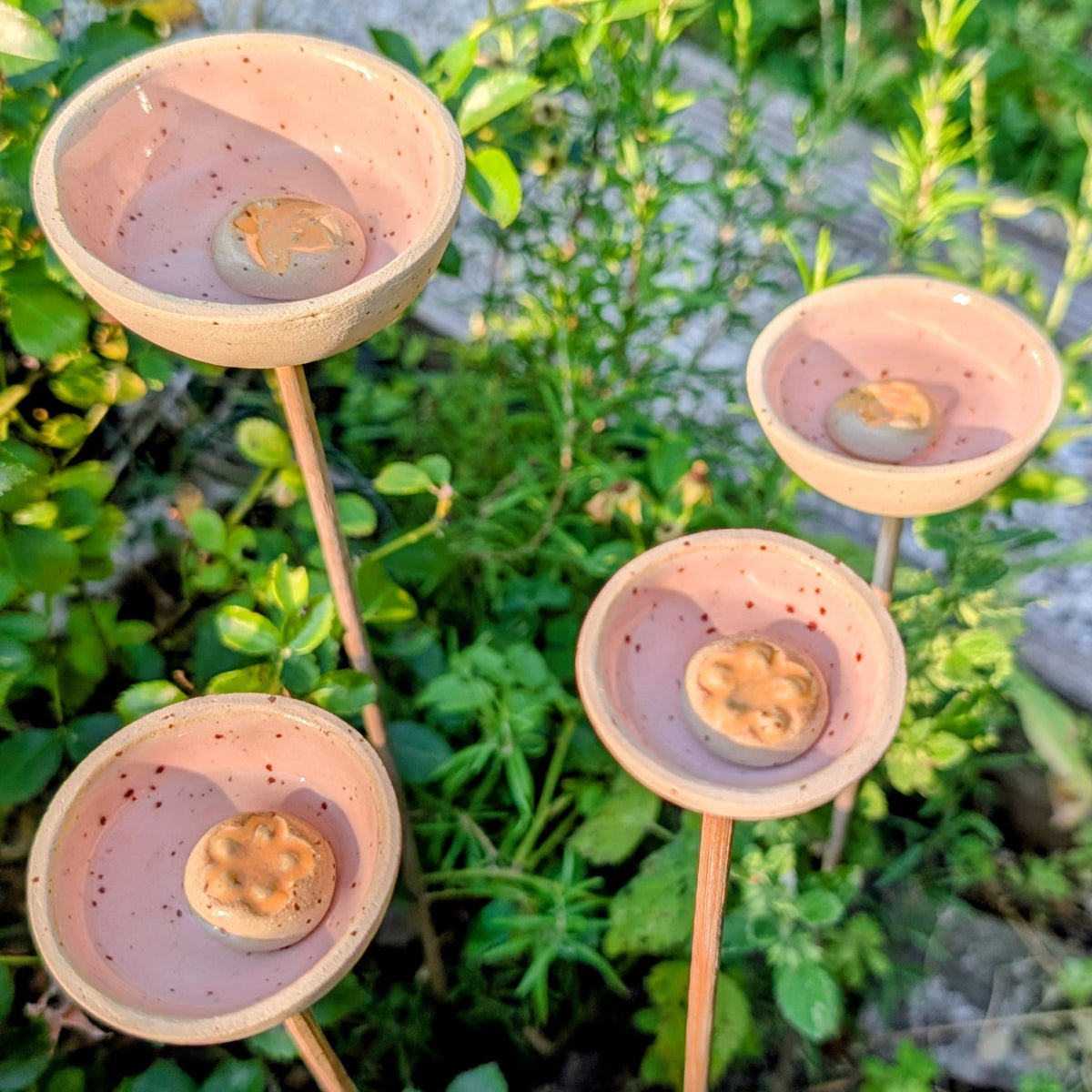 Insektentränken aus Keramik, 4er Set, inkl. Steine + Stäbe