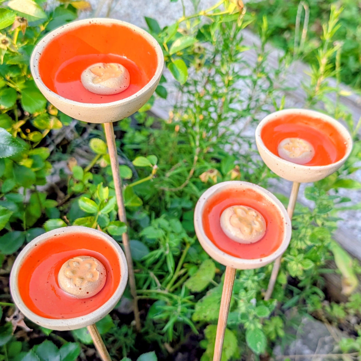 Insektentränken aus Keramik, 4er Set, inkl. Steine + Stäbe