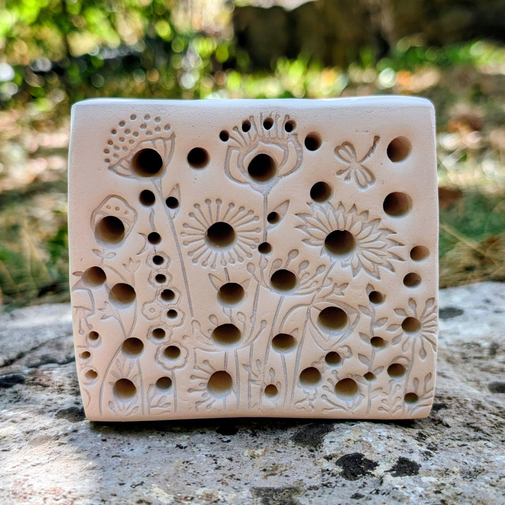 Bienenstein L Blumenwiese, Nisthilfe für Wildbienen