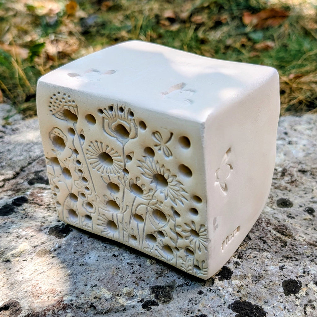 Bienenstein L Blumenwiese, Nisthilfe für Wildbienen