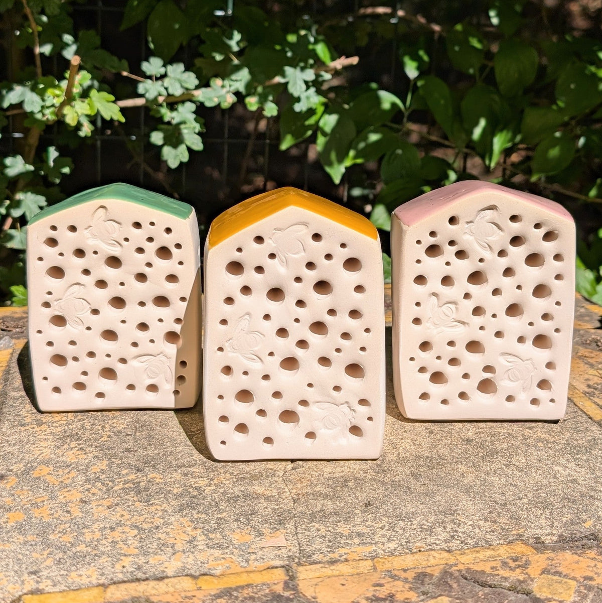 Bienenhaus - Nisthilfe für Wildbienen mit glasiertem Dach
