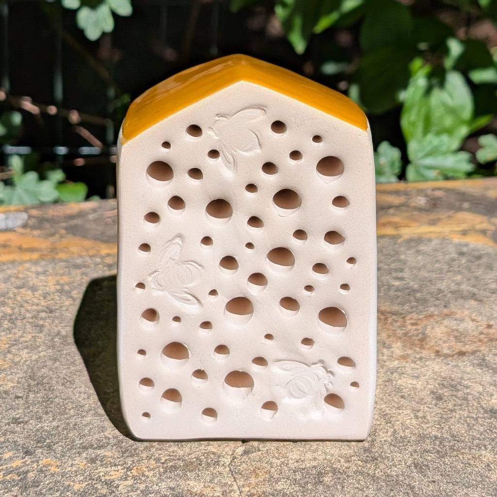 Bienenhaus - Nisthilfe für Wildbienen mit glasiertem Dach