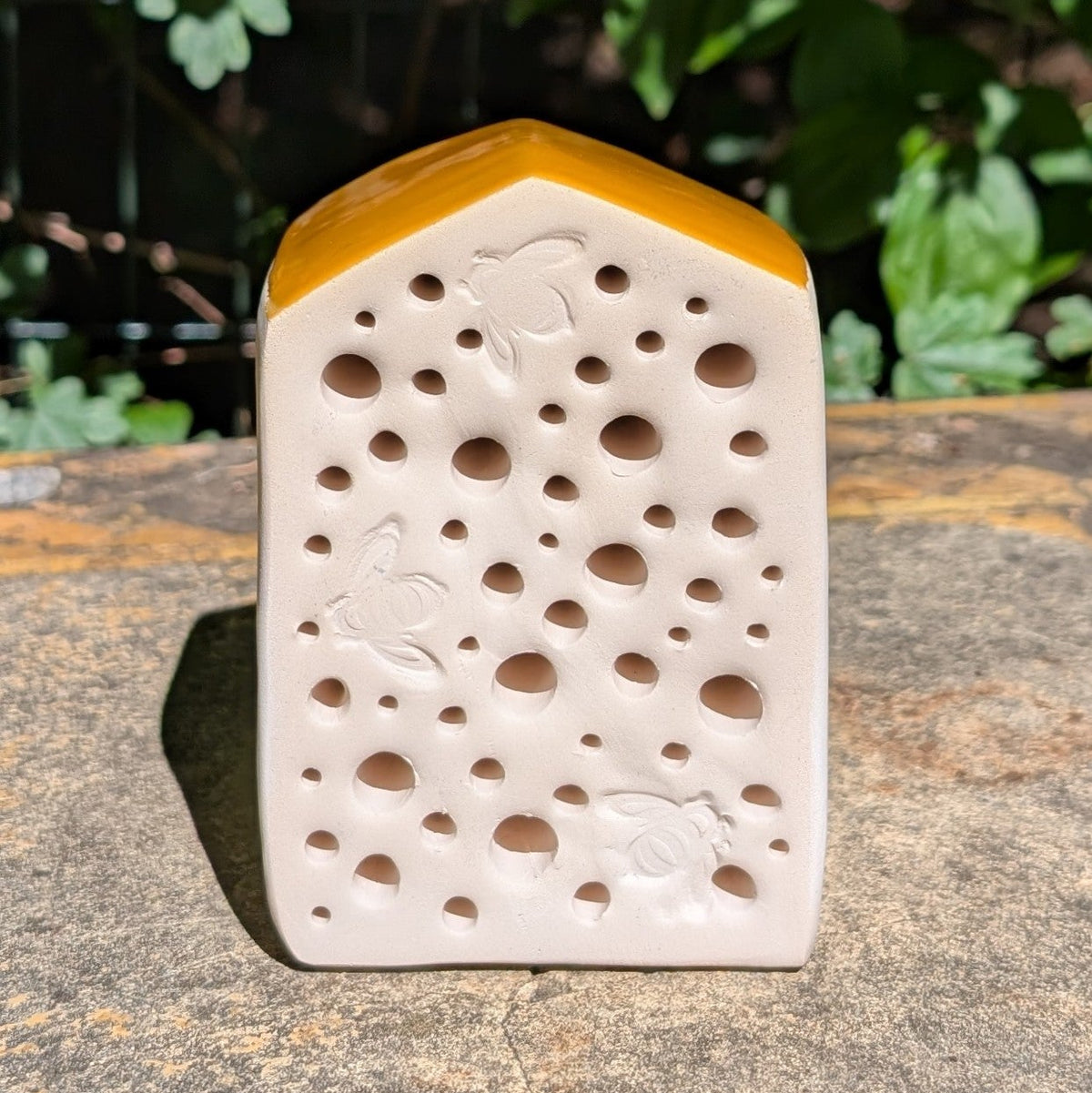 Bienenhaus - Nisthilfe für Wildbienen mit glasiertem Dach