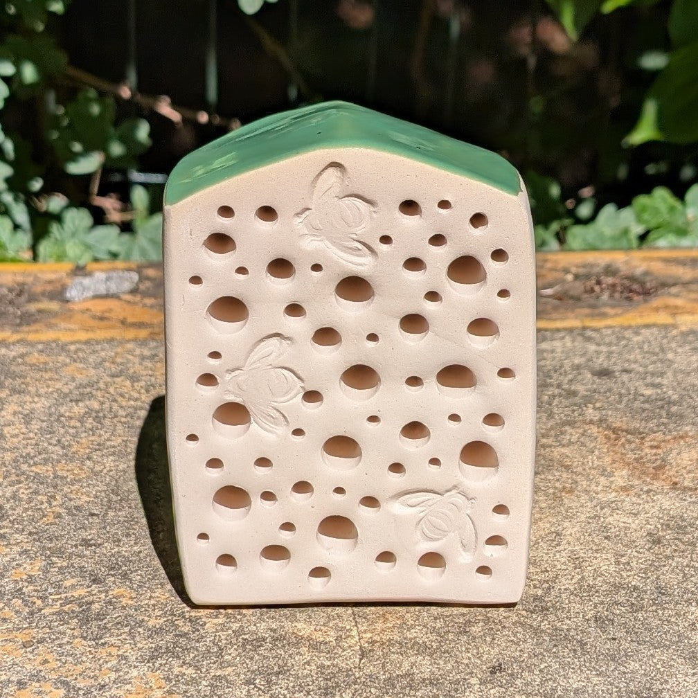 Bienenhaus - Nisthilfe für Wildbienen mit glasiertem Dach