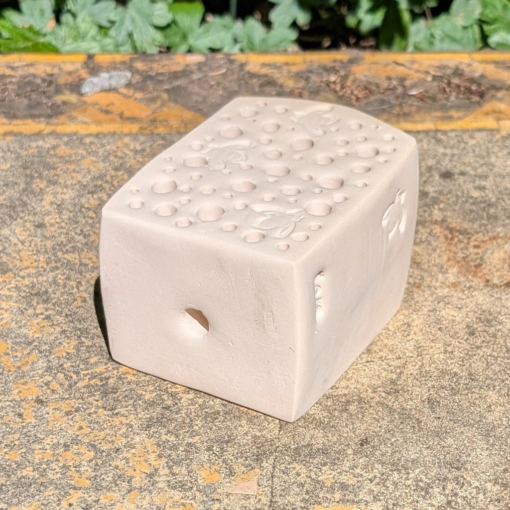 Bienenhaus - Nisthilfe für Wildbienen mit glasiertem Dach